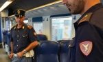 Non sarebbe potuto rientrare in Italia fino al 2021, invece era sul treno fermo in stazione per derubare un passeggero