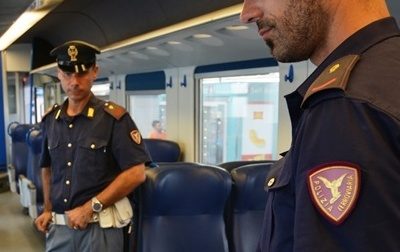 Non sarebbe potuto rientrare in Italia fino al 2021, invece era sul treno fermo in stazione per derubare un passeggero