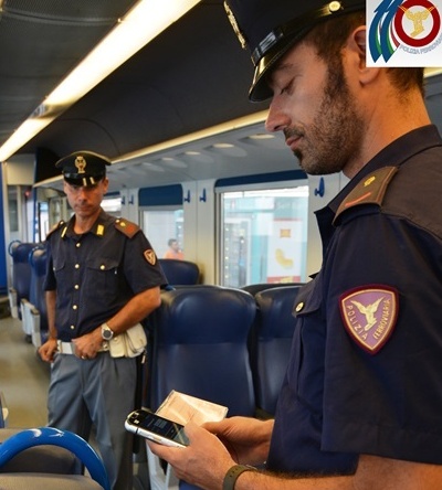 Non sarebbe potuto rientrare in Italia fino al 2021, invece era sul treno fermo in stazione per derubare un passeggero