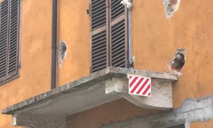 Passa il camion, cade il balcone