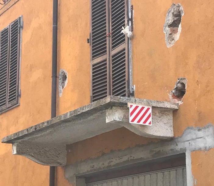 Passa il camion, cade il balcone
