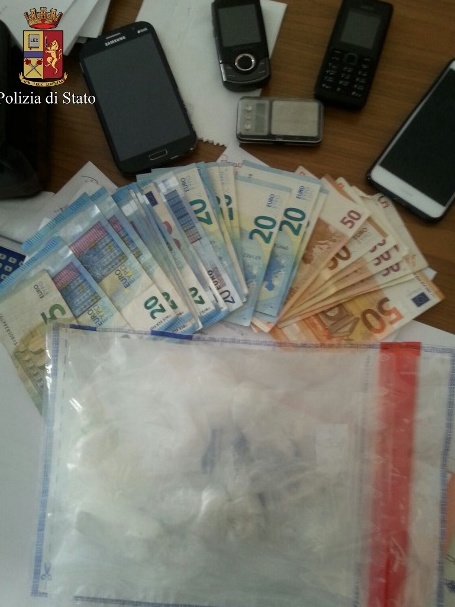 Poliziotti arrestano tre pusher, uno spacciava in bicicletta