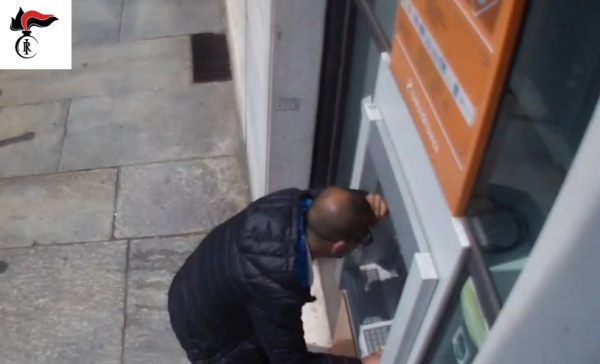 Prelevavano  con carte e bancomat rubati: arrestati