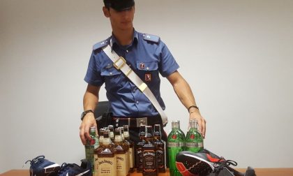 Rubano all'Auchan bottiglie di superalcolici e scarpe: arrestati