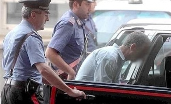 Rubavano, mangiavano e dormivano nella casa saccheggiata