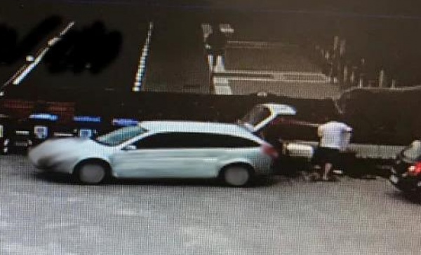 Scaricano l’immondizia dietro il Municipio di Leini