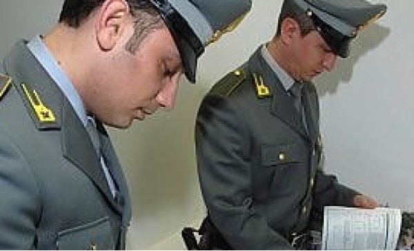 Tentano di fare sparire il falso argento sequestrato