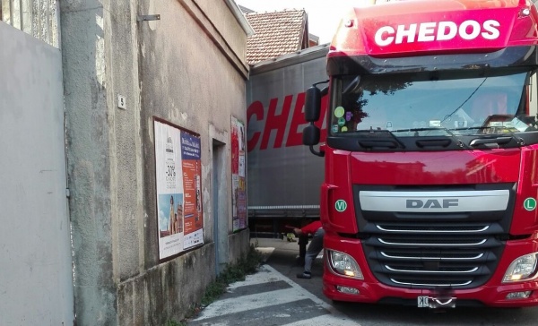 Camion incastrato in pieno centro a Rivarolo