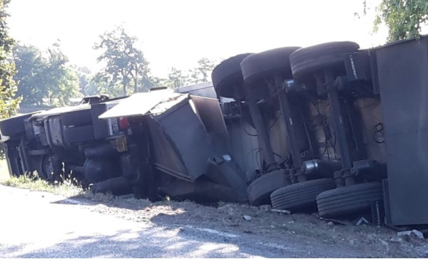 Camion si ribalta in via Volpiano a Leini