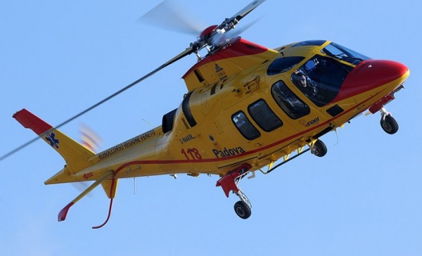 Ciclista contro un’auto in uscita dalla curva: ricoverato al Cto