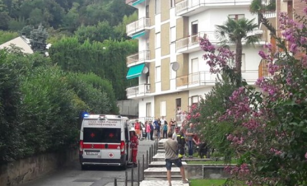 Donna minaccia il suicidio: salvata dai pompieri