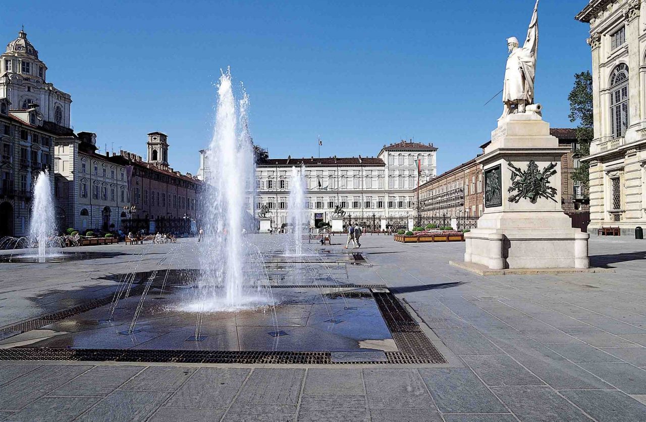 Strappa dal collo di uno studente in gita una collana