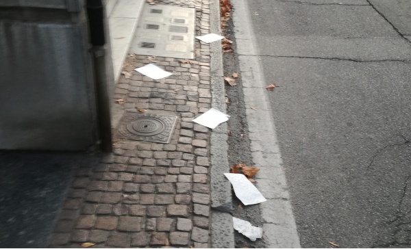 Getta decine di cartacce  nelle vie di  Ciriè