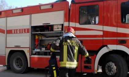 Castellamonte - Trattore prende fuoco: incendiata grossa catasta di legna