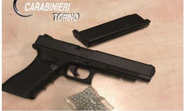 Minaccia l’ex con una pistola: arrestato