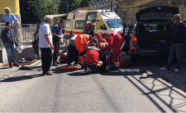 Moto contro auto, centauro finisce in ospedale