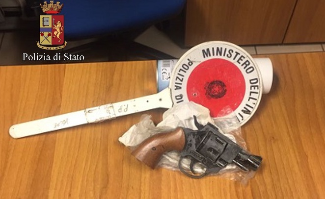Nascondeva la pistola avvolta in una pagina di giornale