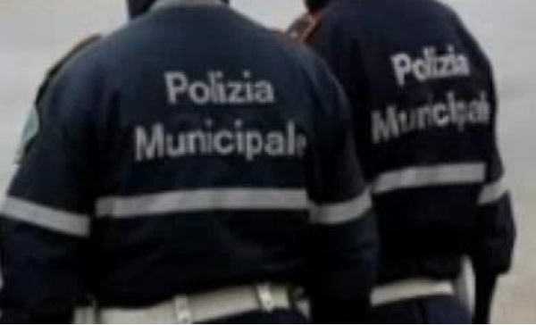 Provoca un incidente e prende a calci l’auto di un soccorritore