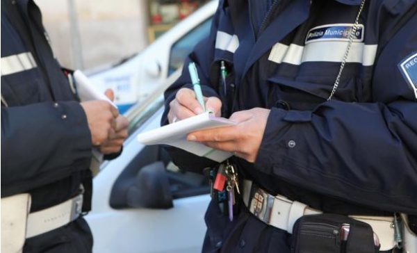 Viaggia contromano, si scontra con un’auto e scappa