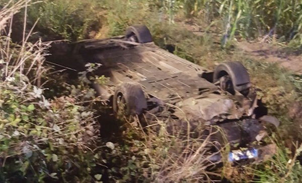 Si ribaltano con l’auto, due 27enni illesi