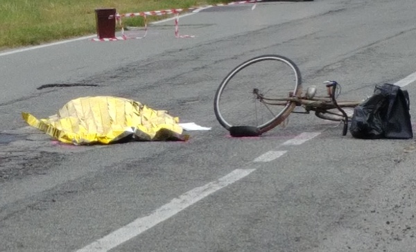 Travolto dall’auto muore pensionato in bici