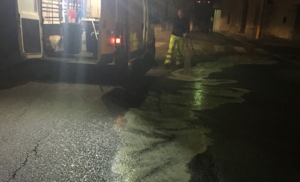 Allarme gasolio rovesciato in strada