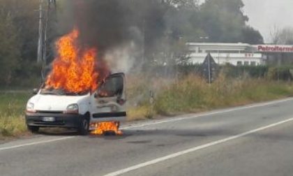 Brucia auto sulla ex statale