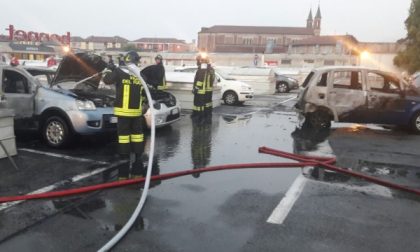 Cinque auto in fiamme al Bennet di Castellamonte