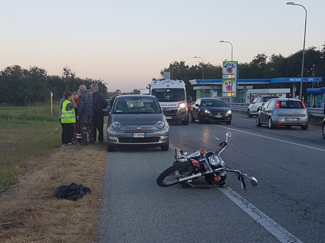 Auto contro moto un ferito grave
