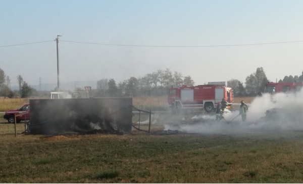 In fiamme un rimorchio carico di fieno