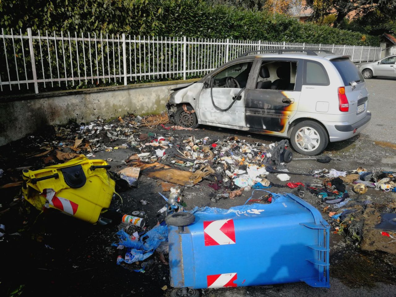 Allarme teppisti bruciano cassonetti e auto