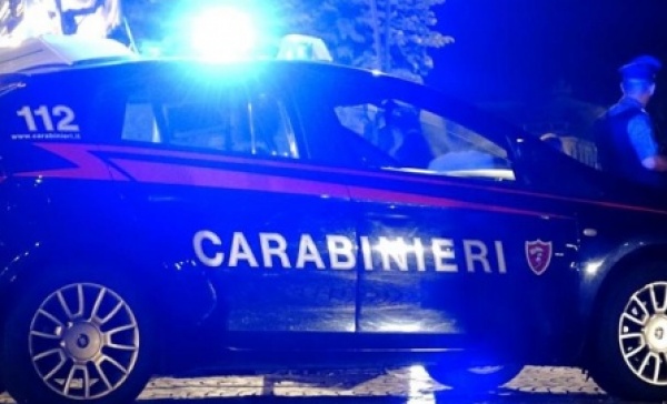 Ruba delle padelle e aggredisce un vigilante