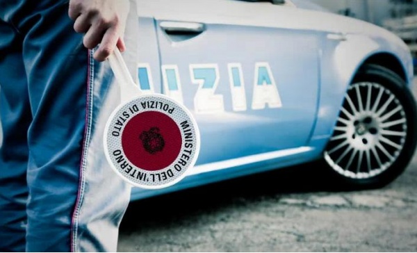 Ruba un’Audi, centra un’altra auto e investe un uomo