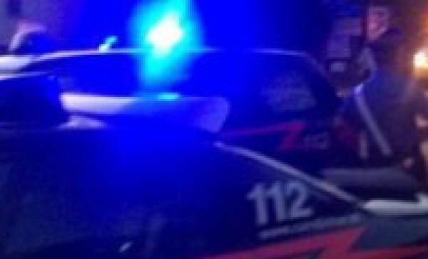 Spari nella notte contro  l’auto di un giovane