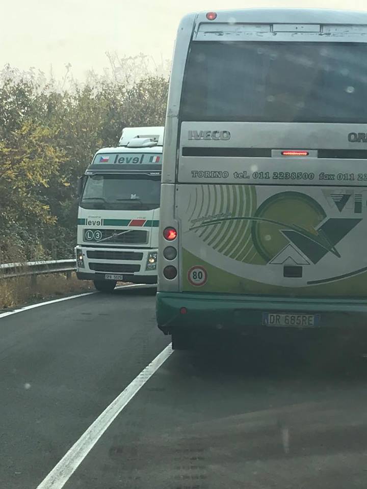 Camion blocca pullman viabilità nel caos