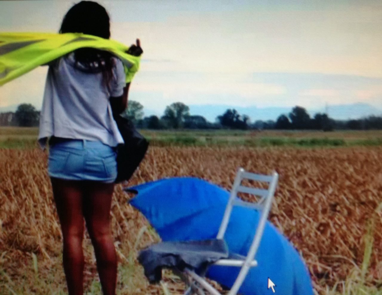 Lucciola nigeriana bastonata dalle colleghe