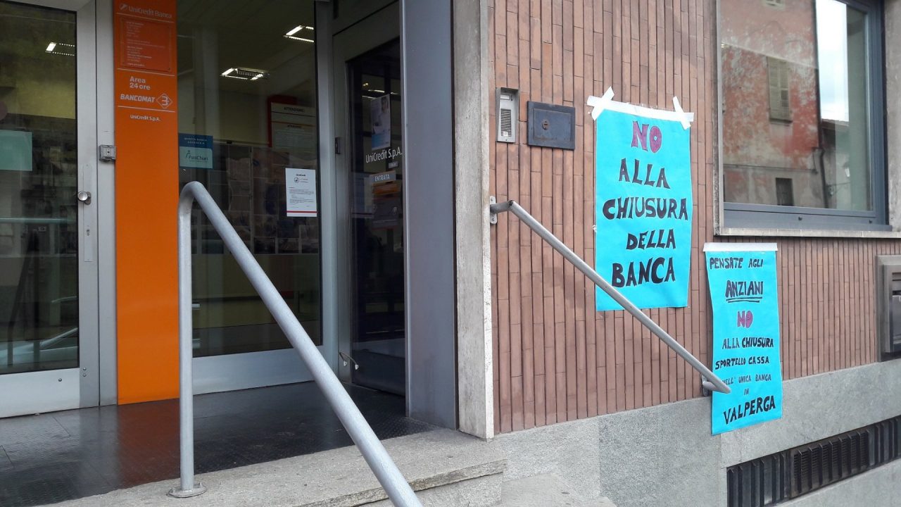 Unicredit Valperga stamattina un sit-in pacifico