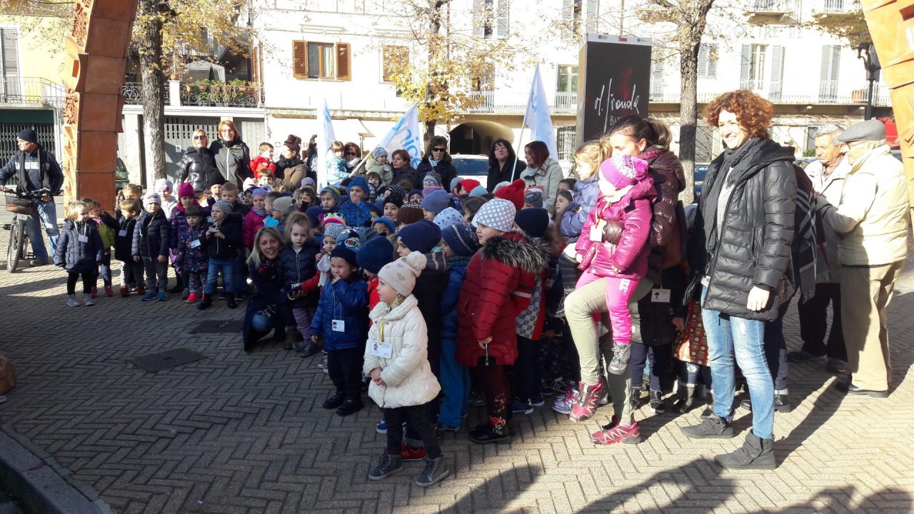 Giornata mondiale infanzia 150 bimbi in piazza a Castellamonte (Foto e video)