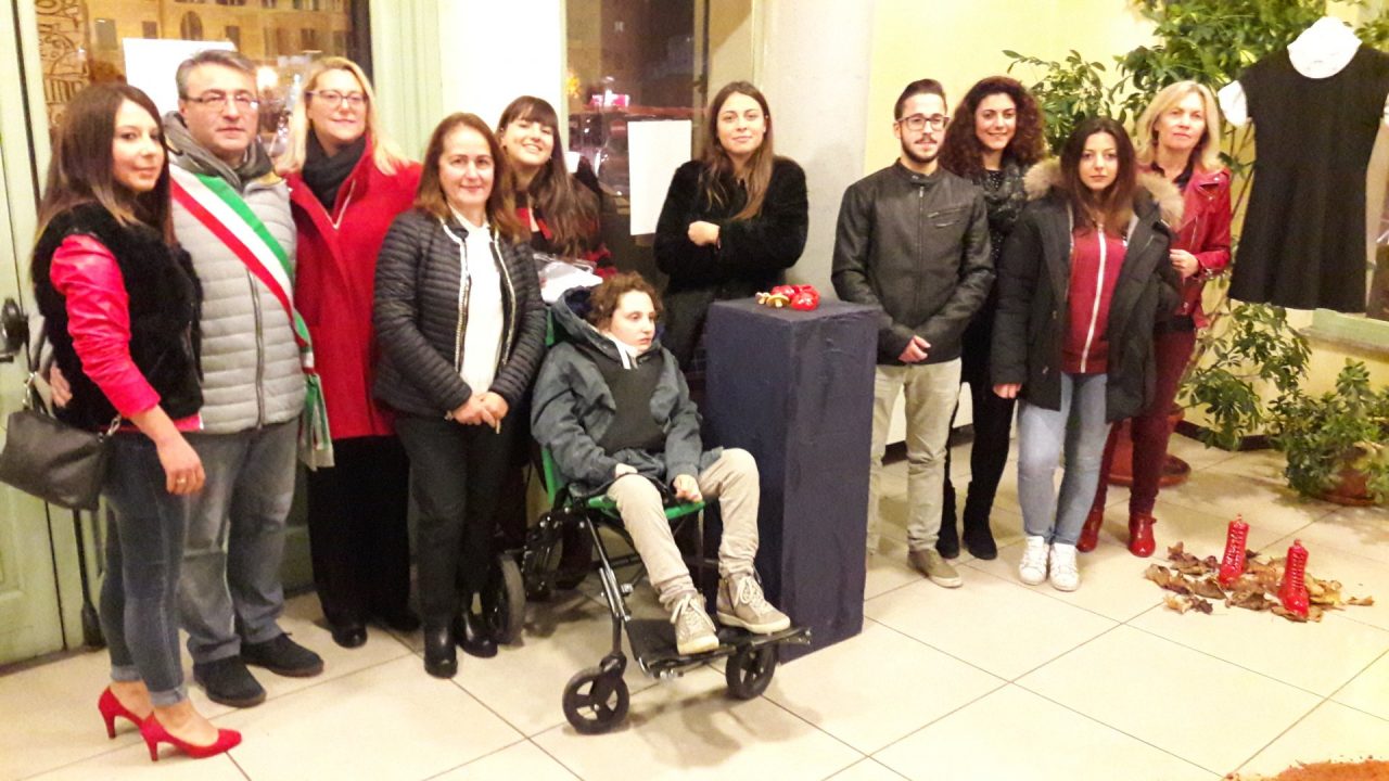 Scarpette rosse i liceali dicono no alla violenza (Fotogallery)