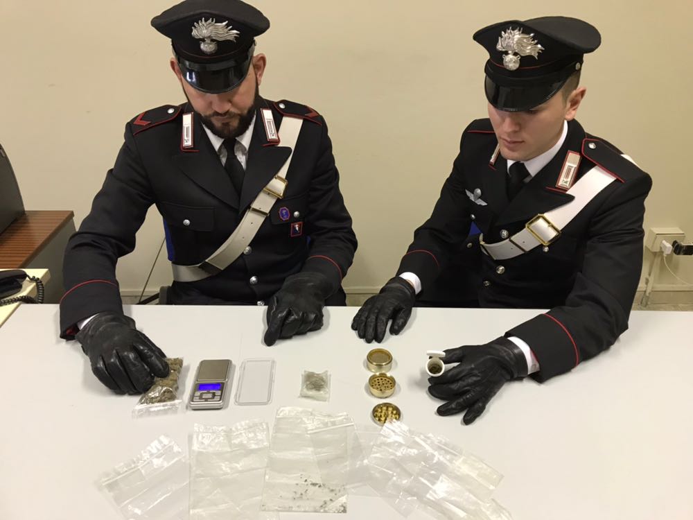 Marijuana in casa denunciato giovane
