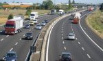 Passeggia in autostrada in terza corsia, 30enne bloccata dalla stradale