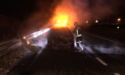 Auto  distrutta dalle fiamme
