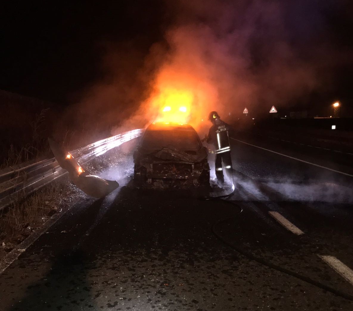 Auto  distrutta dalle fiamme
