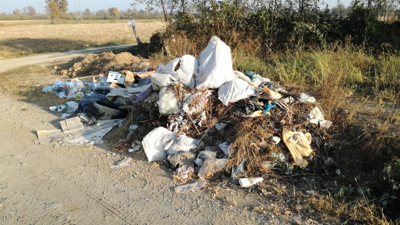 Immondizia scaricata abusivamente a Favria
