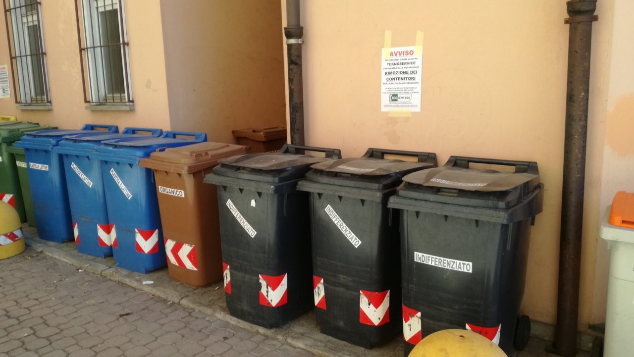 Bidoni immondizia via da piazze e strade