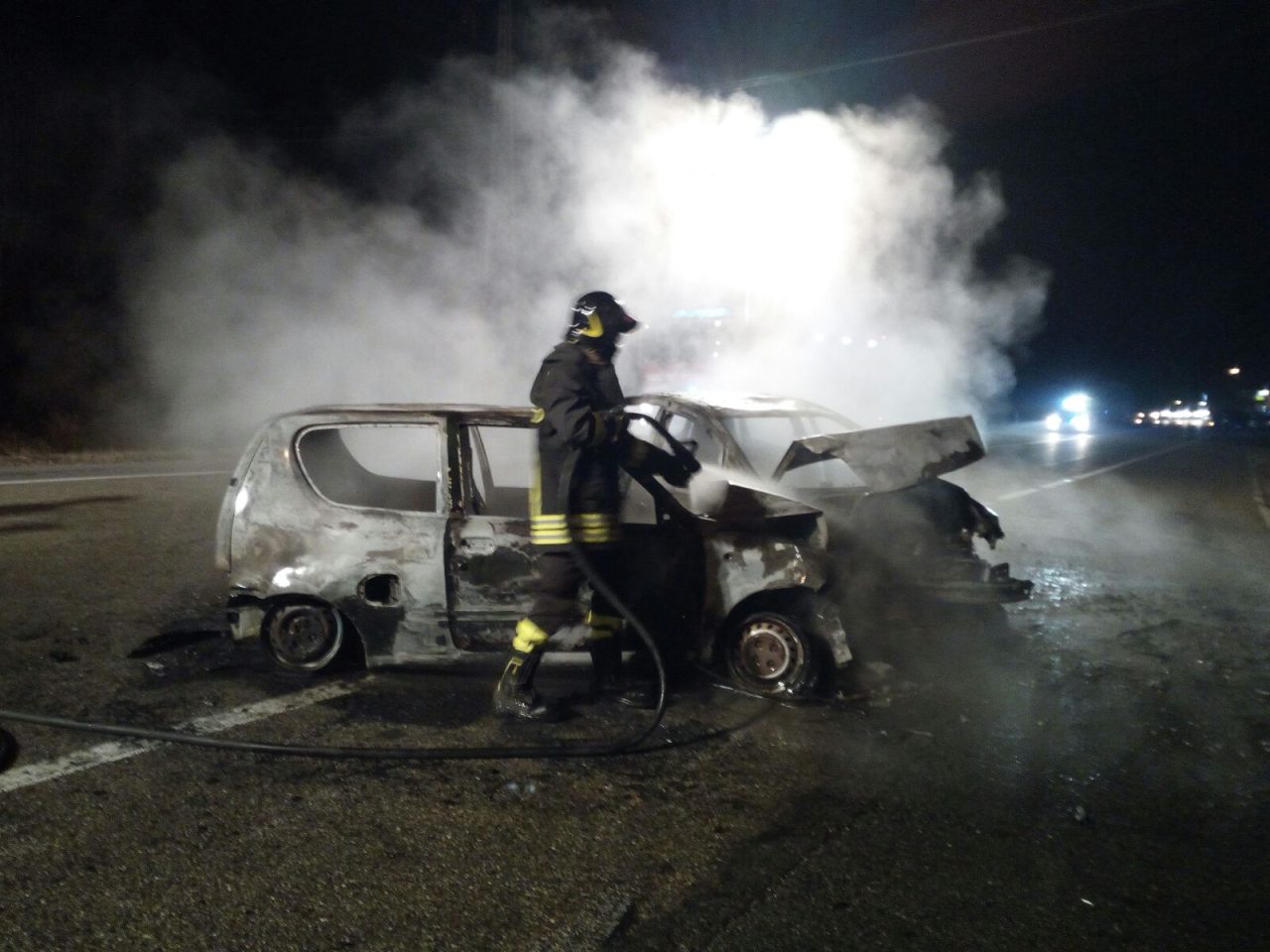 Due auto in fiamme a Fiano