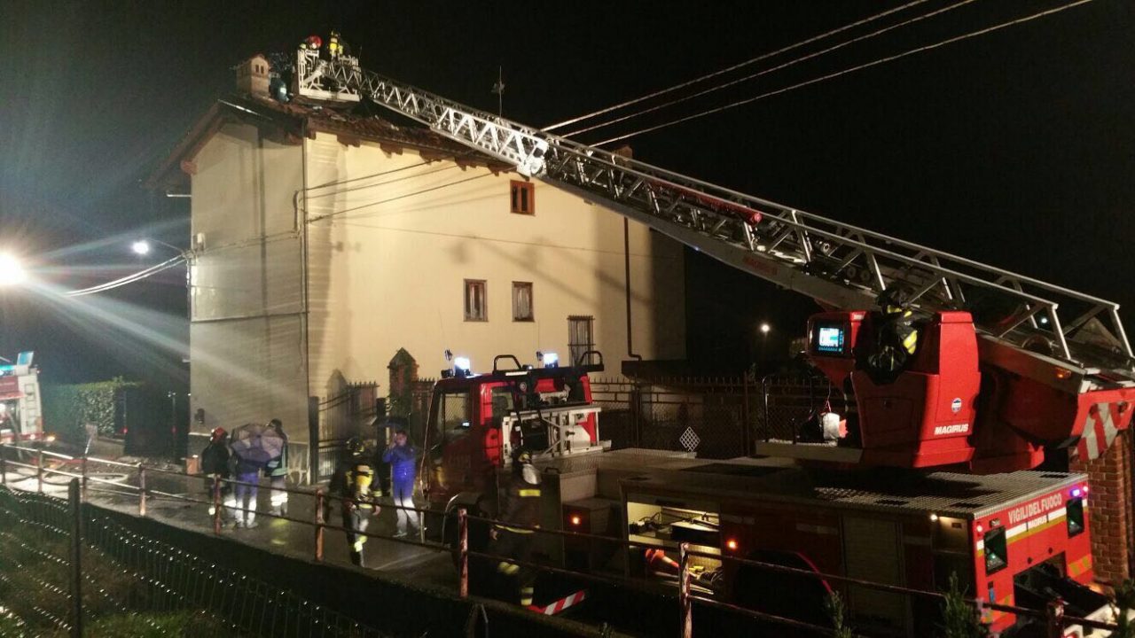 Incendio Balangero a fuoco il tetto di una casa