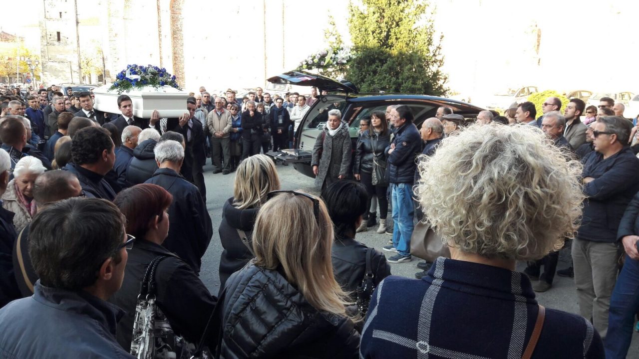 Funerali Debora Biscuola oltre mille persone per l’ultimo saluto alla 18enne
