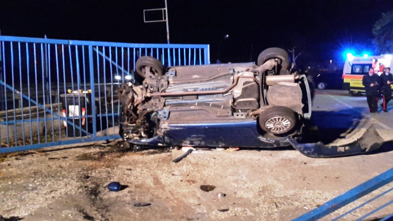 Auto contro cancellata ferito il conducente