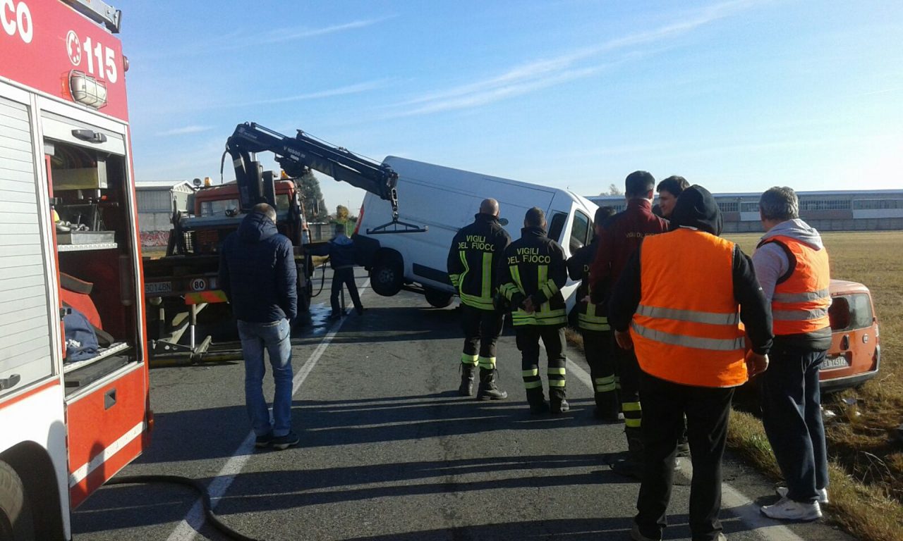 Incidente stradale scontro frontale tra due furgoni